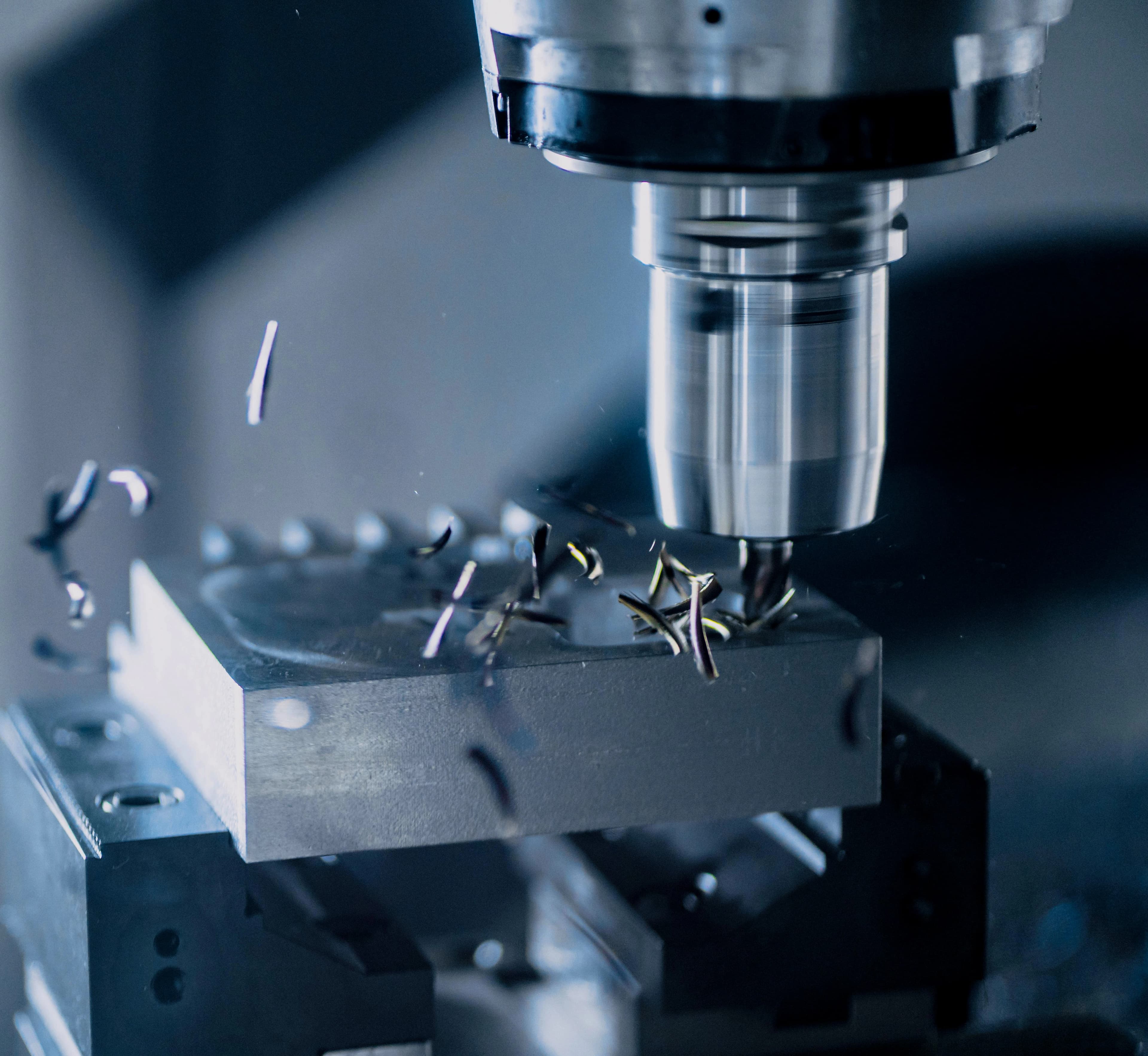 CNC-Fräsmaschine bei der Präzisionsfertigung